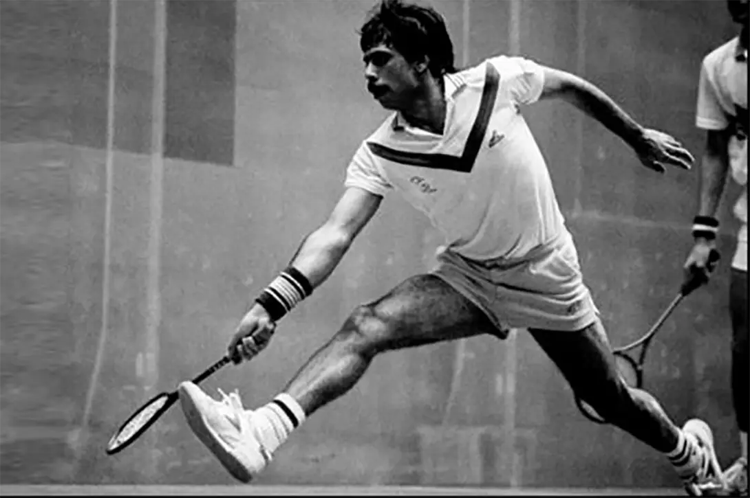 Jahangir Khan reaching for a shot