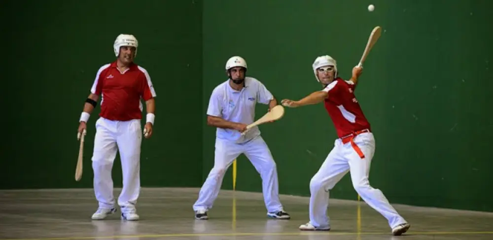 Can You Swap Playing Hands In Squash?